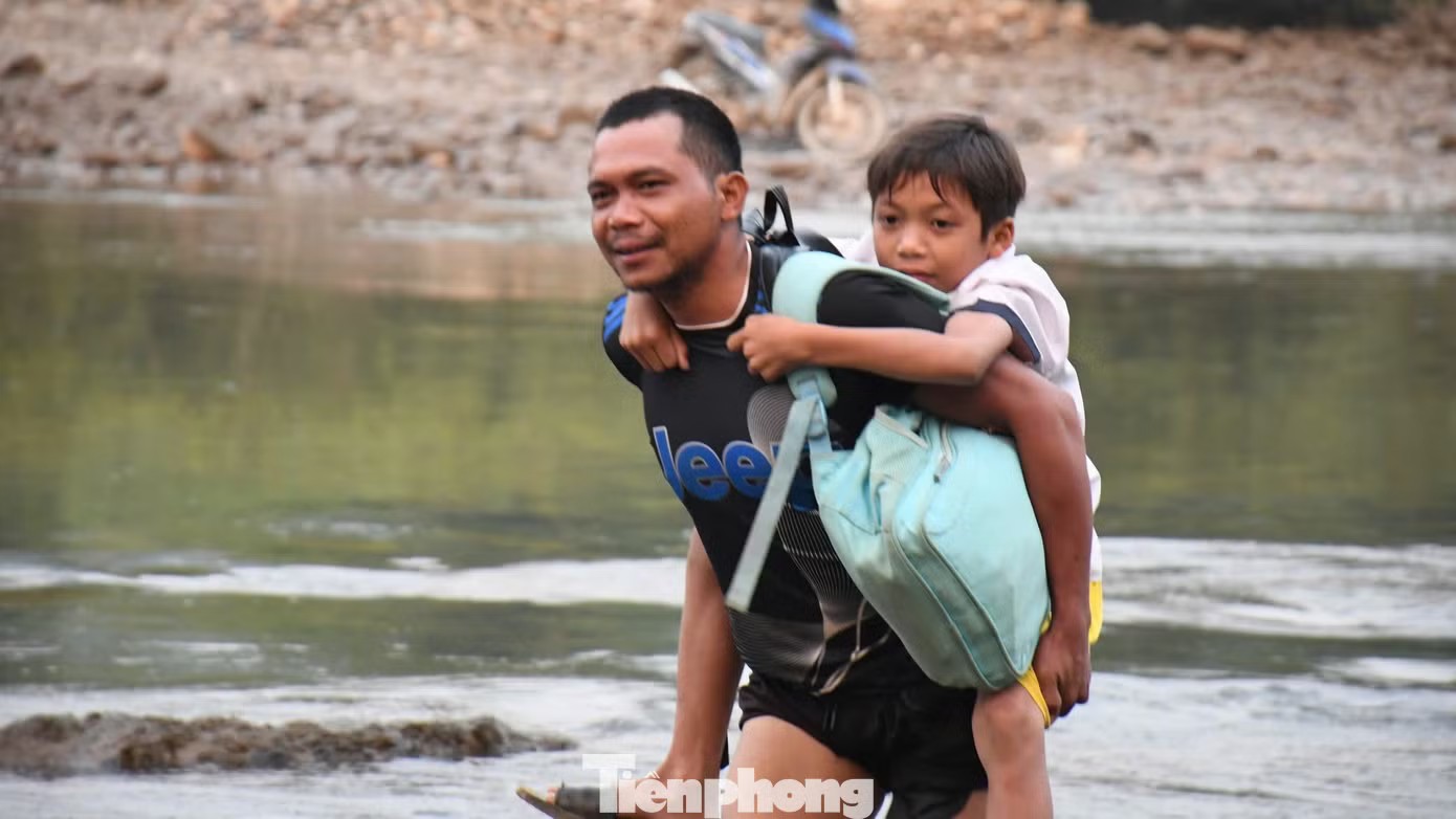Cận cảnh học trò vùng cao bám lưng cha mẹ vượt sông đến trường - 13