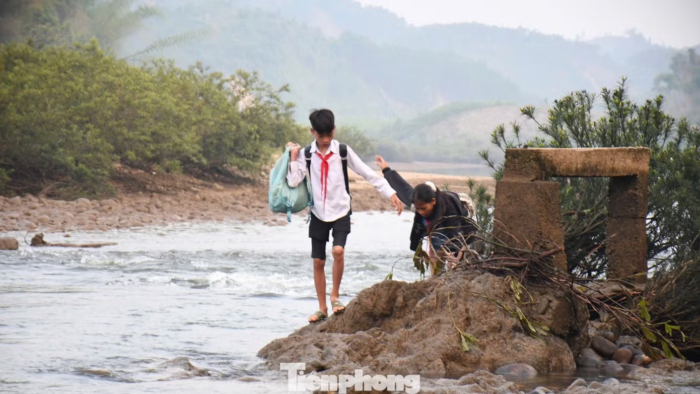 Cận cảnh học trò vùng cao bám lưng cha mẹ vượt sông đến trường - 15