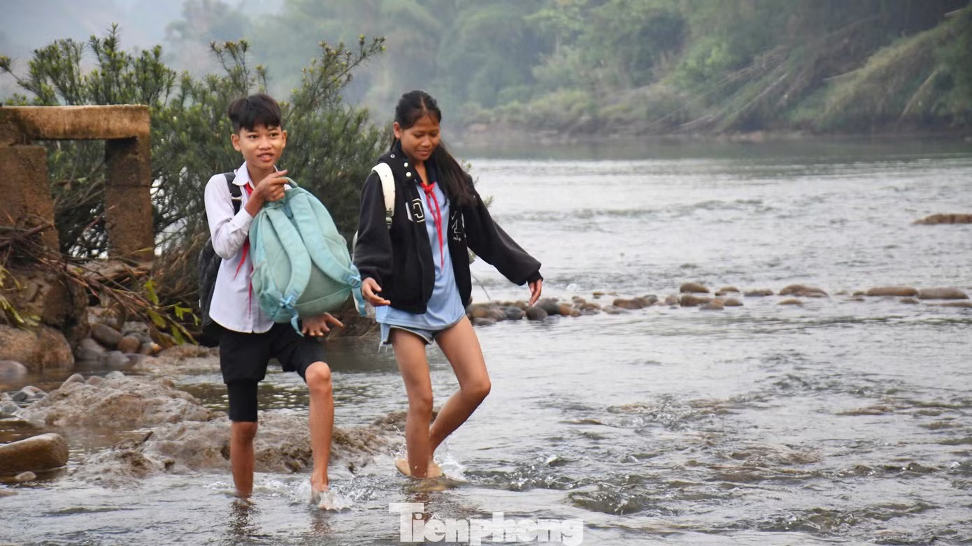 Cận cảnh học trò vùng cao bám lưng cha mẹ vượt sông đến trường - 16