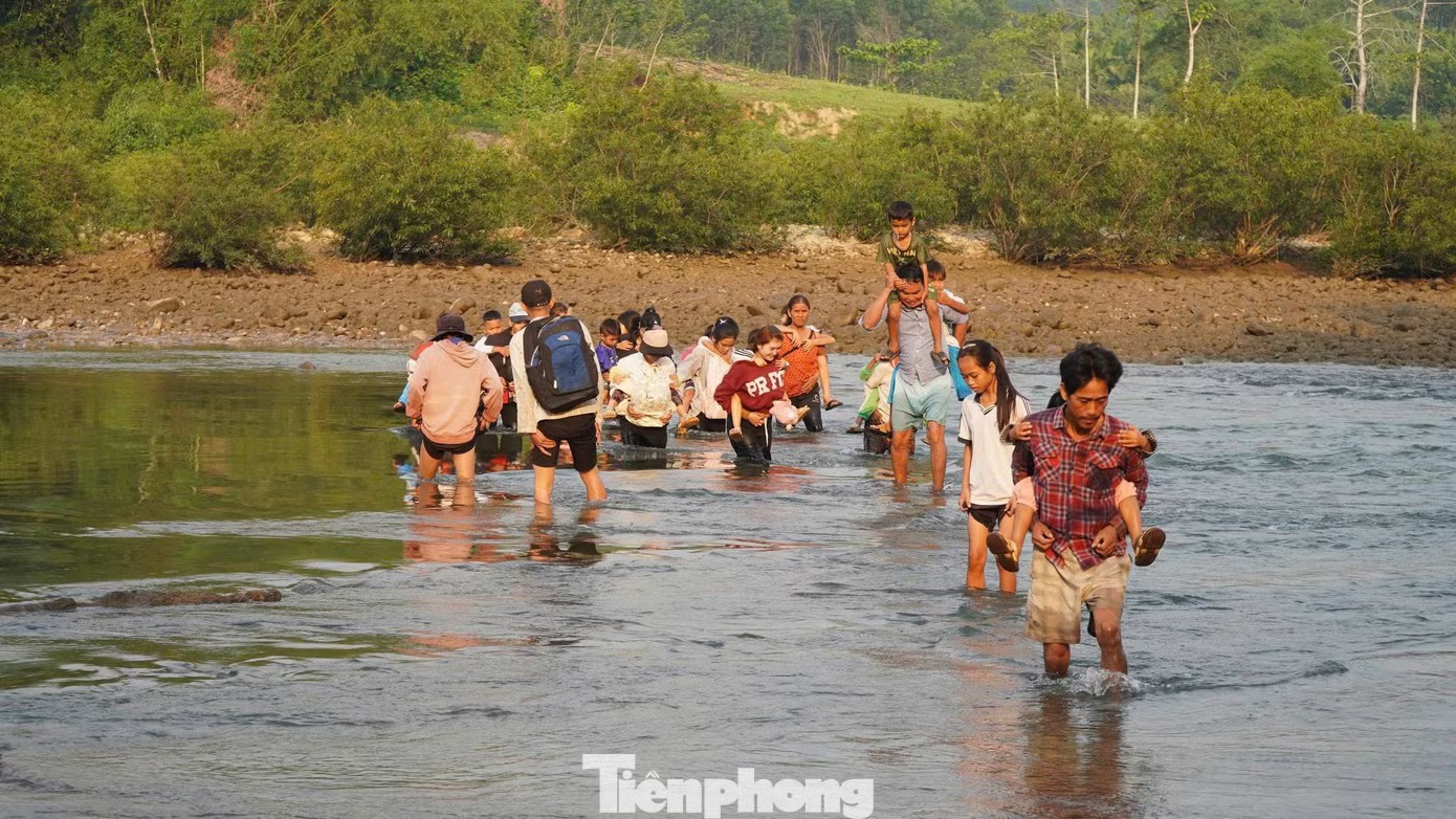 Cận cảnh học trò vùng cao bám lưng cha mẹ vượt sông đến trường - 22