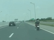 Vụ hai cô gái đi xe máy ngược chiều trên cao tốc: Cảnh sát xử phạt cả chủ xe