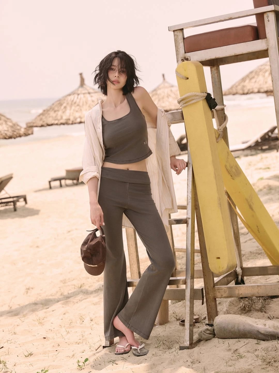 Hậu trường chụp ảnh ở bãi biển của Kwon Nara. Video: Dazed