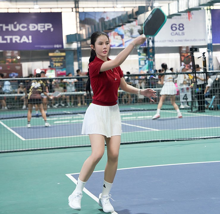 Người đẹp Quỳnh Lee (áo đen, ảnh trên) và hot girl Ly Ly cũng sớm dừng bước