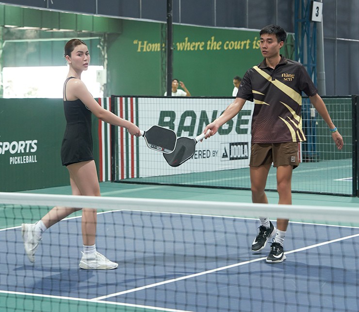 “Trước đây tôi đến với pickleball chỉ vì bạn bè rủ rê. Nhưng sau đó, tôi bị môn thể thao này chinh phục và gắn bó lâu dài. Mặc dù đã từng vô địch pickleball ở thể thức MLP (đấu đội) nhưng tôi khao khát mình sẽ có chức vô địch ở nội dung đôi. Mỗi giải đấu dù có thắng, có thua nhưng sẽ là bài học để tôi tiến bộ”, Thủy Tiên cho biết.