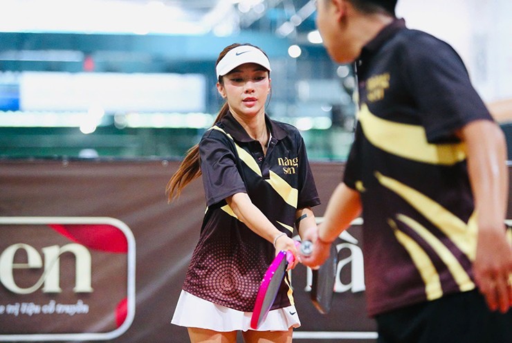 Người đẹp Trang Đào thi tài tại giải. Tuy có khoảng 1 năm đến với pickleball, nữ doanh nhân trẻ này cho biết do bận công việc, cô ít có thời gian luyện tập cũng như thi đấu cọ xát. Vì vậy vẫn còn gặp vấn đề tâm lý. Cô hy vọng mình sẽ khắc phục điểm yếu này trong thời gian tới.