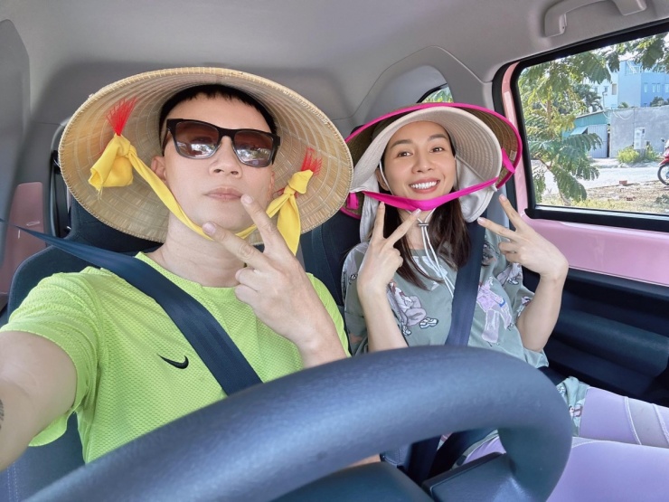 Ảnh sao 28/4: Vợ chồng Hoàng Bách đi mua cây trang trí biệt thự mới ven đô - 1