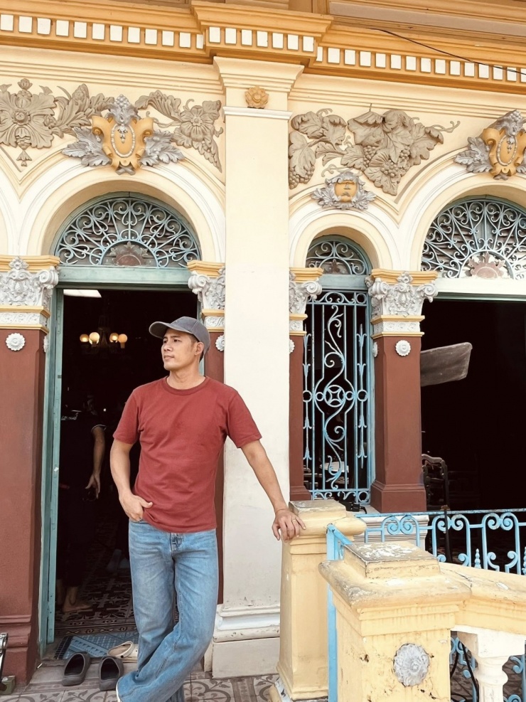 Ảnh sao 28/4: Vợ chồng Hoàng Bách đi mua cây trang trí biệt thự mới ven đô - 6