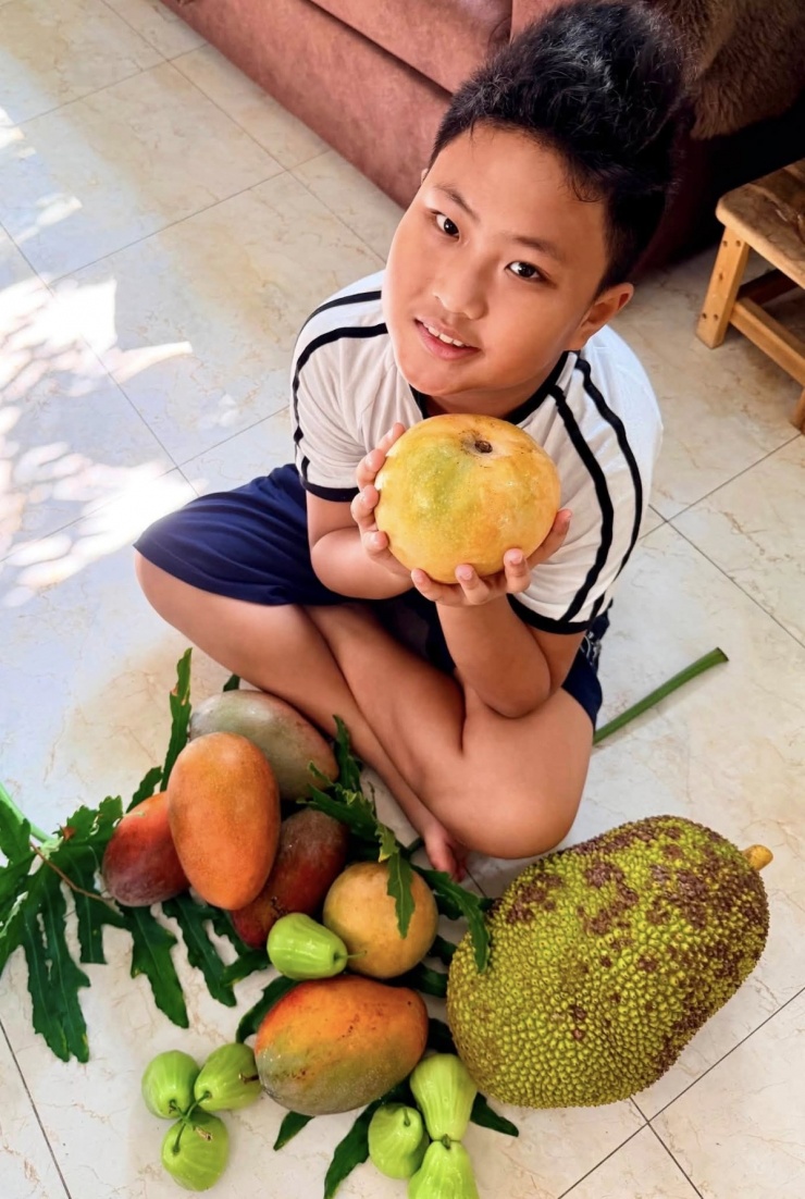 Ảnh sao 28/4: Vợ chồng Hoàng Bách đi mua cây trang trí biệt thự mới ven đô - 7