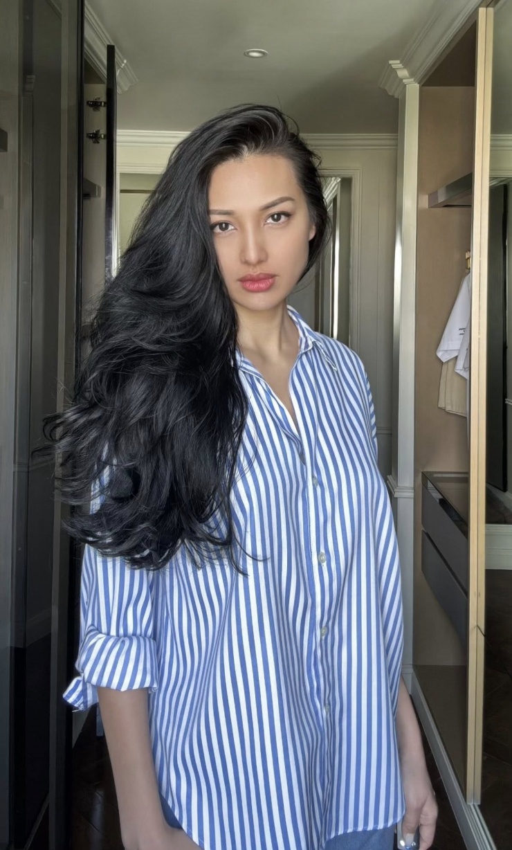 Ảnh sao 28/4: Vợ chồng Hoàng Bách đi mua cây trang trí biệt thự mới ven đô - 9