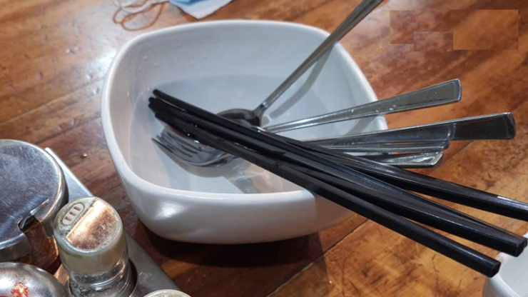 Cẩn trọng với cách dùng 5 dụng cụ nhà bếp 'quen mặt' này: Dùng sai cách có thể gây hại - 1