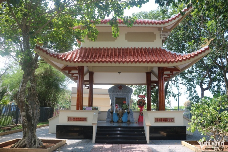 Đài tưởng niệm nữ anh hùng liệt sĩ Nguyễn Thị Đẹp, nằm bên cạnh hầm bí mật. Ảnh: Quang Hưng