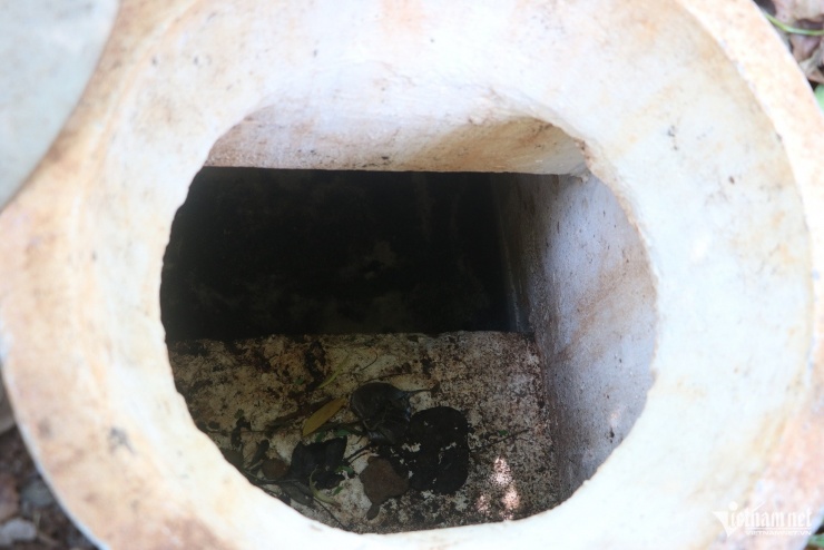 Căn hầm có chiều dài khoảng 2,2m, miệng rộng 0,8m và sâu 2m. Ảnh: Quang Hưng
