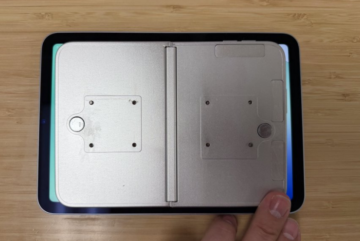 Mô hình iPhone gập so với iPad mini. Ảnh: Vadir Yuryev/X