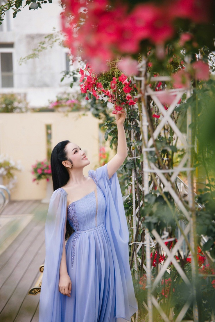 NSƯT Tân Nhàn khoe sắc trẻ đẹp ở tuổi ngoài 40 trong khu biệt thự có diện tích 1000m2. Nhiều người ngỡ ngàng trước vẻ ngoài "hack tuổi" của nữ nghệ sĩ.