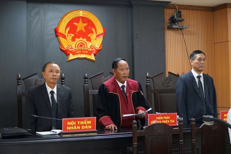 Phiên tòa xét xử vắng mặt bị cáo Nguyễn Đình Thắng về tội "Khủng bố", tại Đắk Lắk