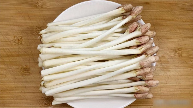 Loại rau này dày và giòn hơn giá đỗ, mọng nước trong mỗi miếng cắn.