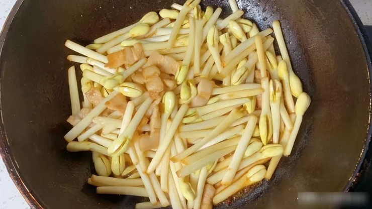 Loại rau dân dã tưởng quen mà lạ, được mệnh danh là "mầm trường thọ", protein gấp 8 lần sữa, xào sơ cũng ngon - 6