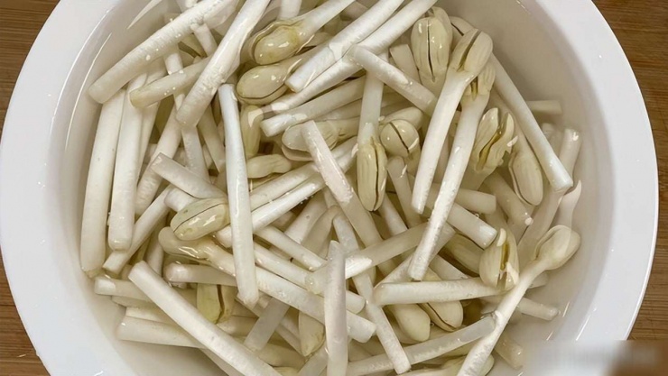 Loại rau dân dã tưởng quen mà lạ, được mệnh danh là "mầm trường thọ", protein gấp 8 lần sữa, xào sơ cũng ngon - 5