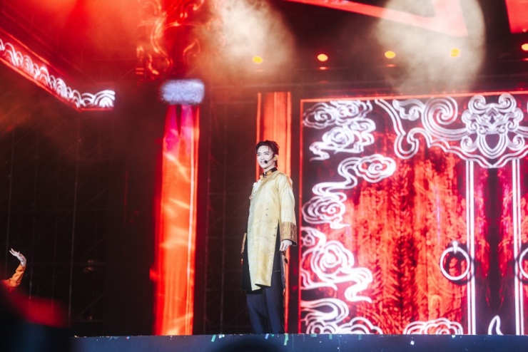 Sobin xả ảnh đêm “lễ tốt nghiệp” gây bão, fan đứng ngồi không yên - 2