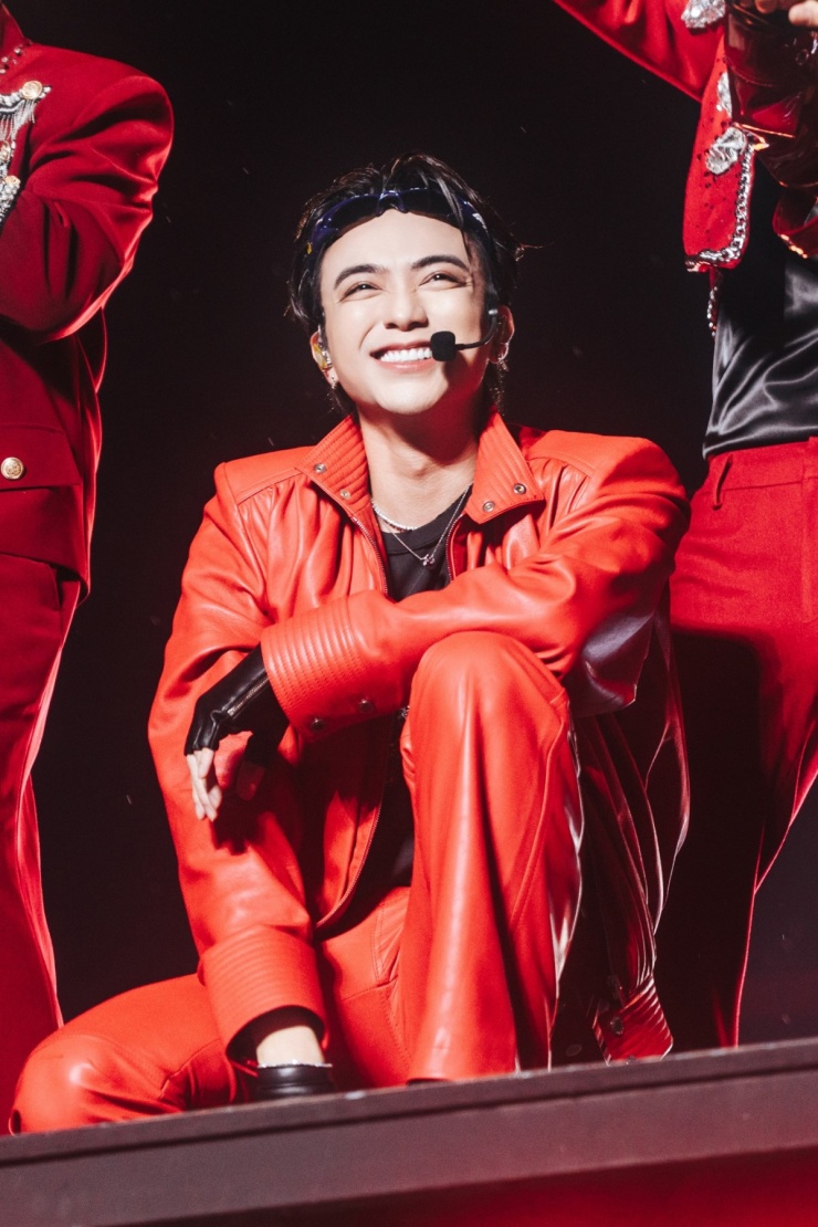 Sobin xả ảnh đêm “lễ tốt nghiệp” gây bão, fan đứng ngồi không yên - 1