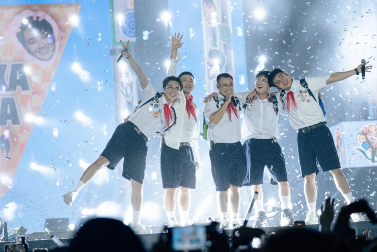 Sobin xả ảnh đêm “lễ tốt nghiệp” gây bão, fan đứng ngồi không yên - 3