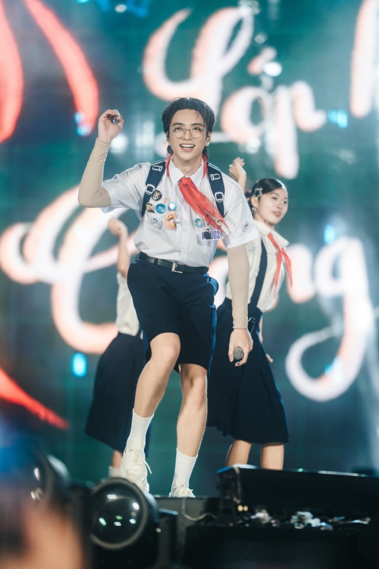 Sobin xả ảnh đêm “lễ tốt nghiệp” gây bão, fan đứng ngồi không yên - 4