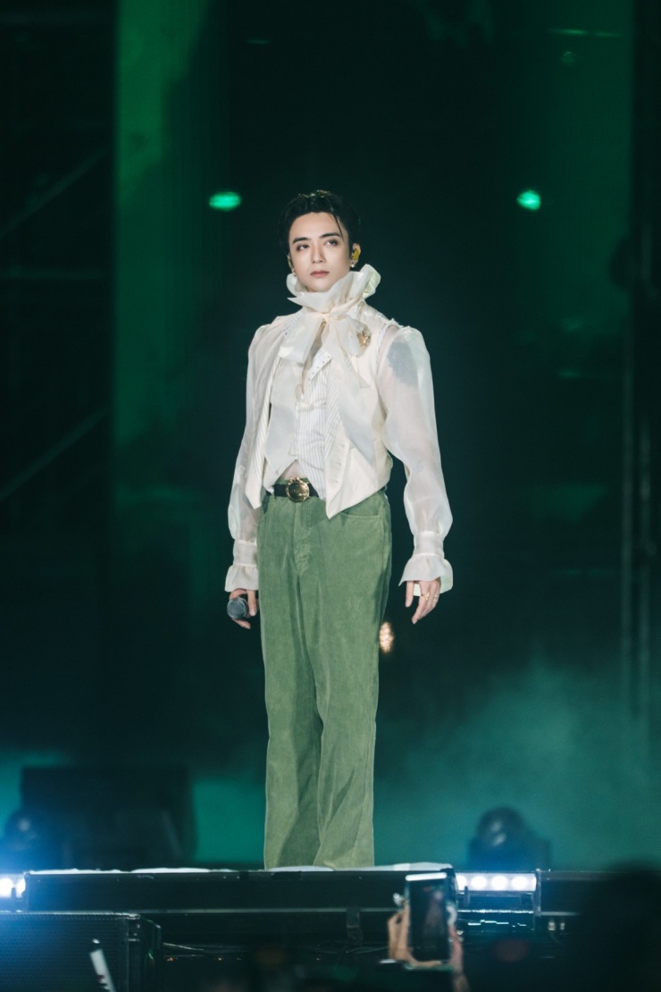 Sobin xả ảnh đêm “lễ tốt nghiệp” gây bão, fan đứng ngồi không yên - 6