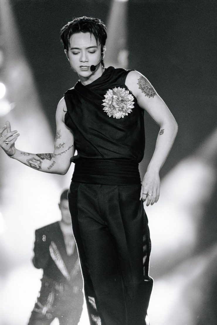 Sobin xả ảnh đêm “lễ tốt nghiệp” gây bão, fan đứng ngồi không yên - 8