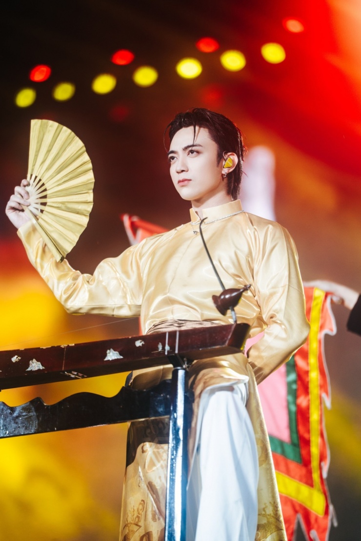 Sobin xả ảnh đêm “lễ tốt nghiệp” gây bão, fan đứng ngồi không yên - 7