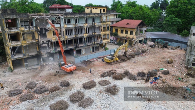 Các khối nhà xưởng cũ kỹ, mang đậm dấu ấn kiến trúc thập niên 1960 của Xí nghiệp Dược phẩm Trung ương 2 trước đây, đang được san phẳng từng ngày.&nbsp;