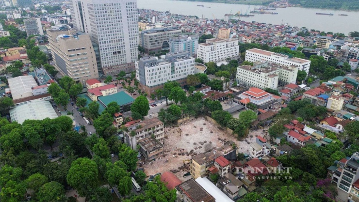 Những ngày cuối tháng 4/2026, đi ngang qua khu vực ngã ba Trần Thánh Tông – Nguyễn Huy Tự (phường Hai Bà Trưng, TP. Hà Nội), người dân không khỏi chú ý bởi tiếng máy móc dỡ nát bê tông vang lên liên tục.&nbsp;