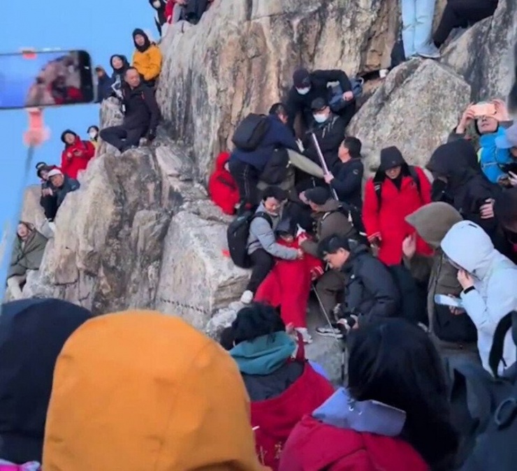 Cảnh tượng hỗn loạn ở khu vực ngắm bình minh đẹp của núi Thái Sơn. Ảnh: HK01