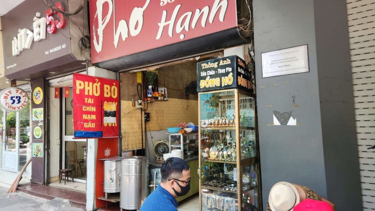 Một quán phở bò tại phố Hàng Bài che mức giá cũ từ khi giá xăng dầu tăng và đến nay vẫn không giảm về giá cũ dù giá xăng dầu đã giảm. Ảnh: Thái Nguyễn