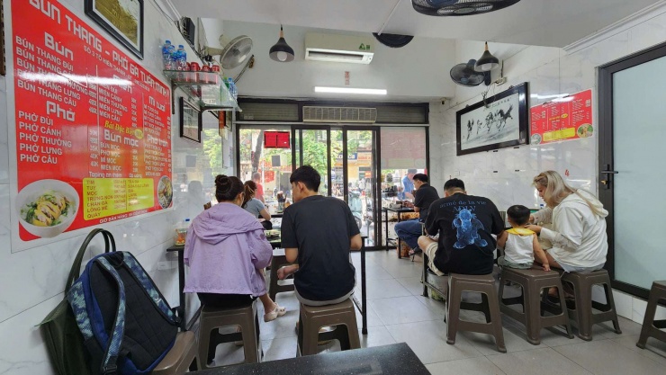 Hàng phở gà - bún thang trên phố Tô Hiến Thành (Hà Nội) dù tăng giá nhưng vẫn đông khách.&nbsp;Ảnh: Thái Nguyễn