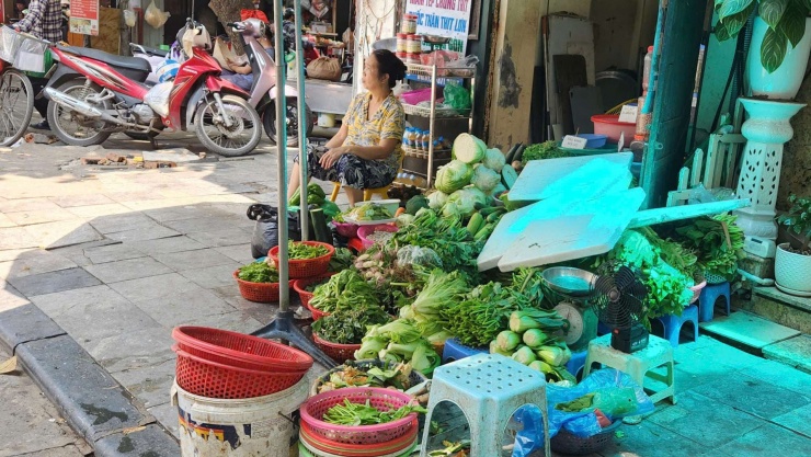 Một số tiểu thương tại chợ Hàng Bè (phường Hoàn Kiếm, Hà Nội) cho biết, giá nhập đầu vào vẫn cao nên giá rau củ không thể giảm.&nbsp;Ảnh: Thái Nguyễn