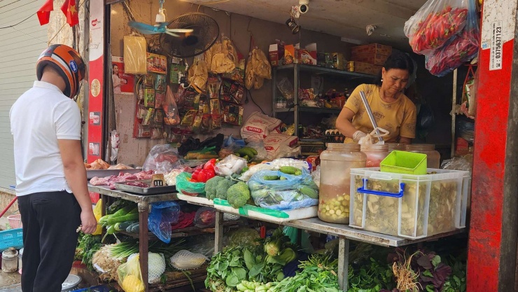 Nhiều người tiêu dùng đang "tập làm quen" với mặt bằng giá mới với các loại thực phẩm thịt cá, rau củ.&nbsp;Ảnh: Thái Nguyễn