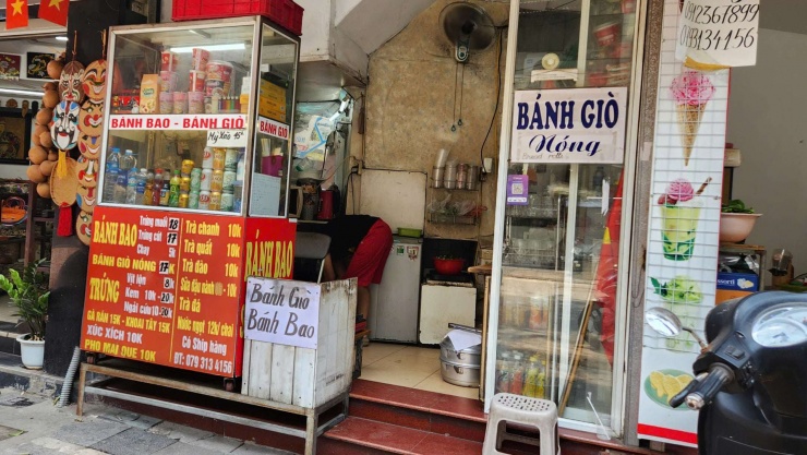 Hàng quán ăn uống tại khu vực trung tâm Hà Nội đều giữ giá sản phẩm dù giá xăng dầu đã giảm mạnh từ đỉnh.&nbsp;Ảnh: Thái Nguyễn