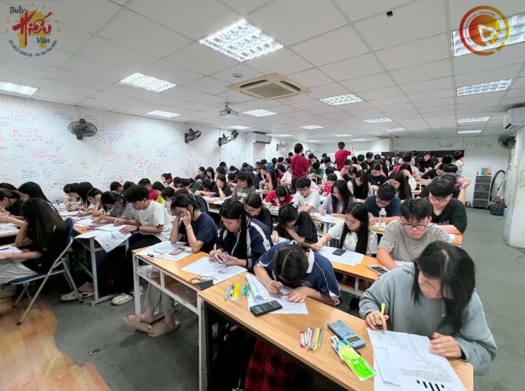 Việc ôn thi và luyện đề tại các trung tâm được tổ chức liên tục ngay từ sớm