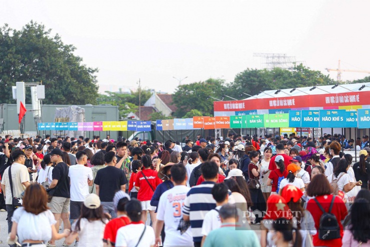 Chương trình nghệ thuật "Âm vang Tổ quốc" diễn ra vào lúc 20h ngày 28/4, nhưng ngay từ 15h30, người dân đã xếp hàng, mặc áo in hình cờ đỏ sao vàng để thể hiện lòng yêu nước.