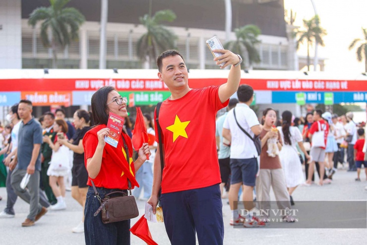 Anh Hoàng Minh Thành (Thanh Oai, Hà Nội) cho biết, bản thân rất vui khi nhận được tấm vé tham dự concert Quốc gia “Âm vang Tổ quốc”. "Tham gia chương trình, tôi và đồng nghiệp đã chuẩn bị hai chiếc áo in hình cờ đỏ sao vàng để thể hiện lòng yêu nước".