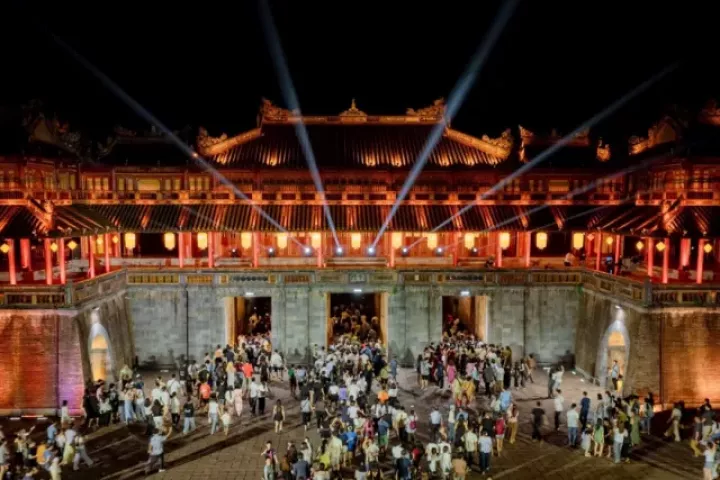 Thực hư sự cố mất kiểm soát, khách ùa vào Ngọ Môn - Huế như 'ong vỡ tổ'