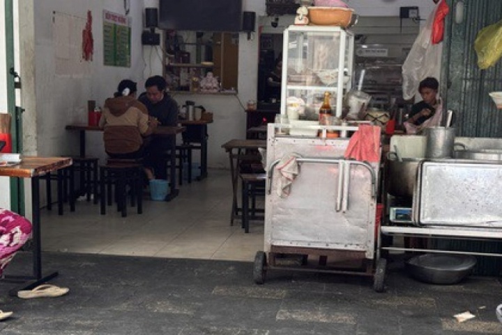 Chủ các quán ăn nói gì khi giá bán vẫn cao bất chấp xăng dầu giảm mạnh?