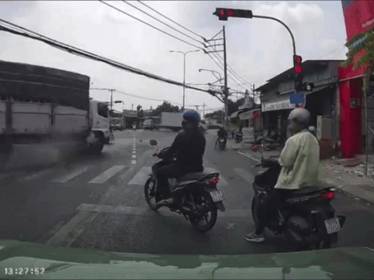 Xe tải lao vào nhà dân sau khi tông loạt xe máy, một người tử vong: Hình ảnh từ camera an ninh