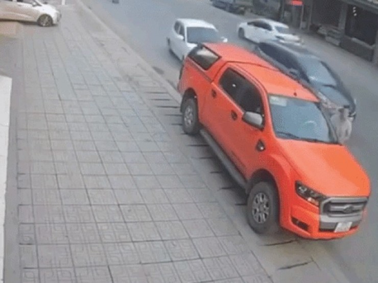 VIDEO: Đang mở cửa xe, tài xế xe bán tải bị tông văng