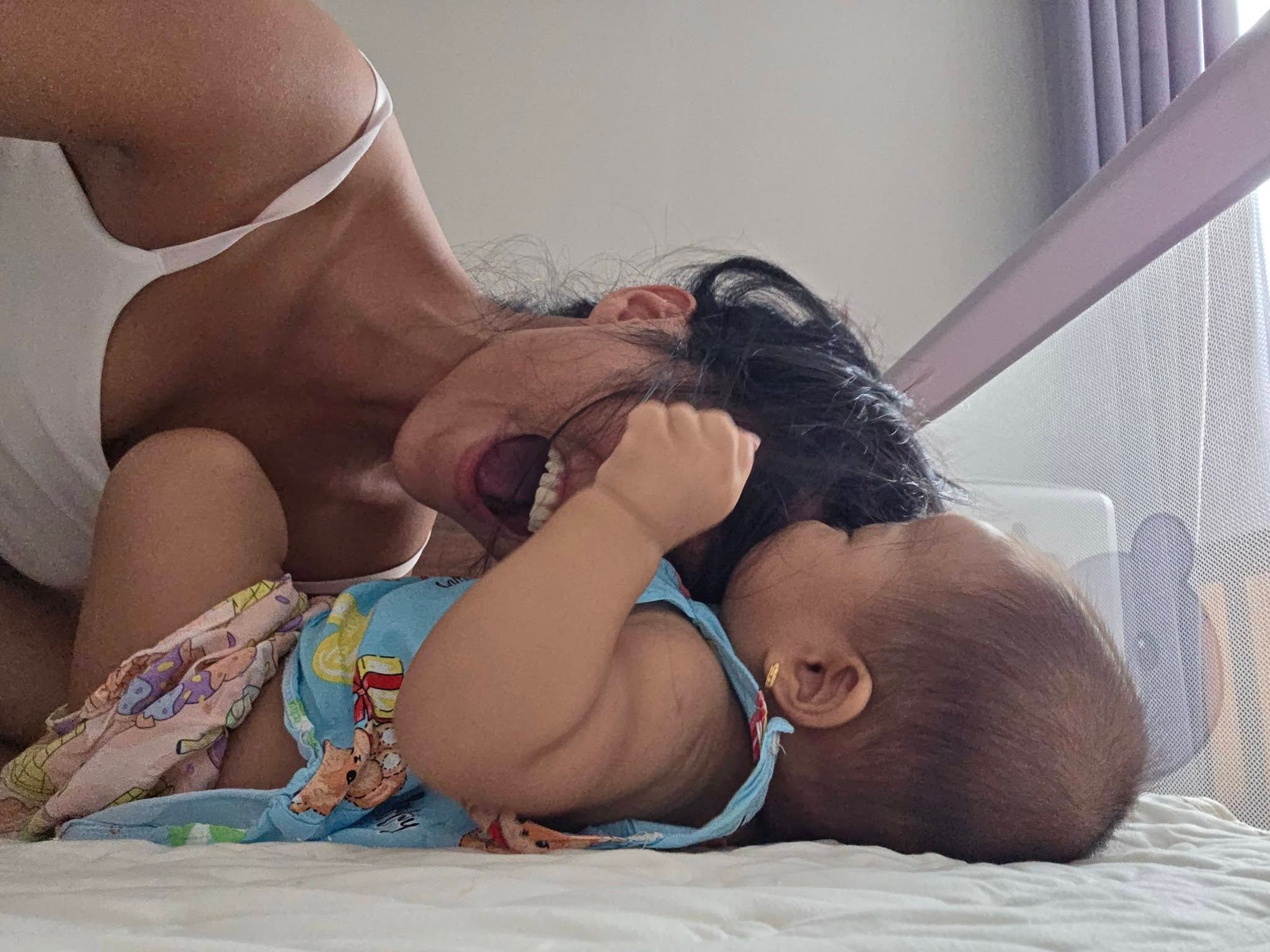 Khoảnh khắc hài hước của H'Hen Niê cùng con gái 7 tháng tuổi gây sốt mạng xã hội - 1