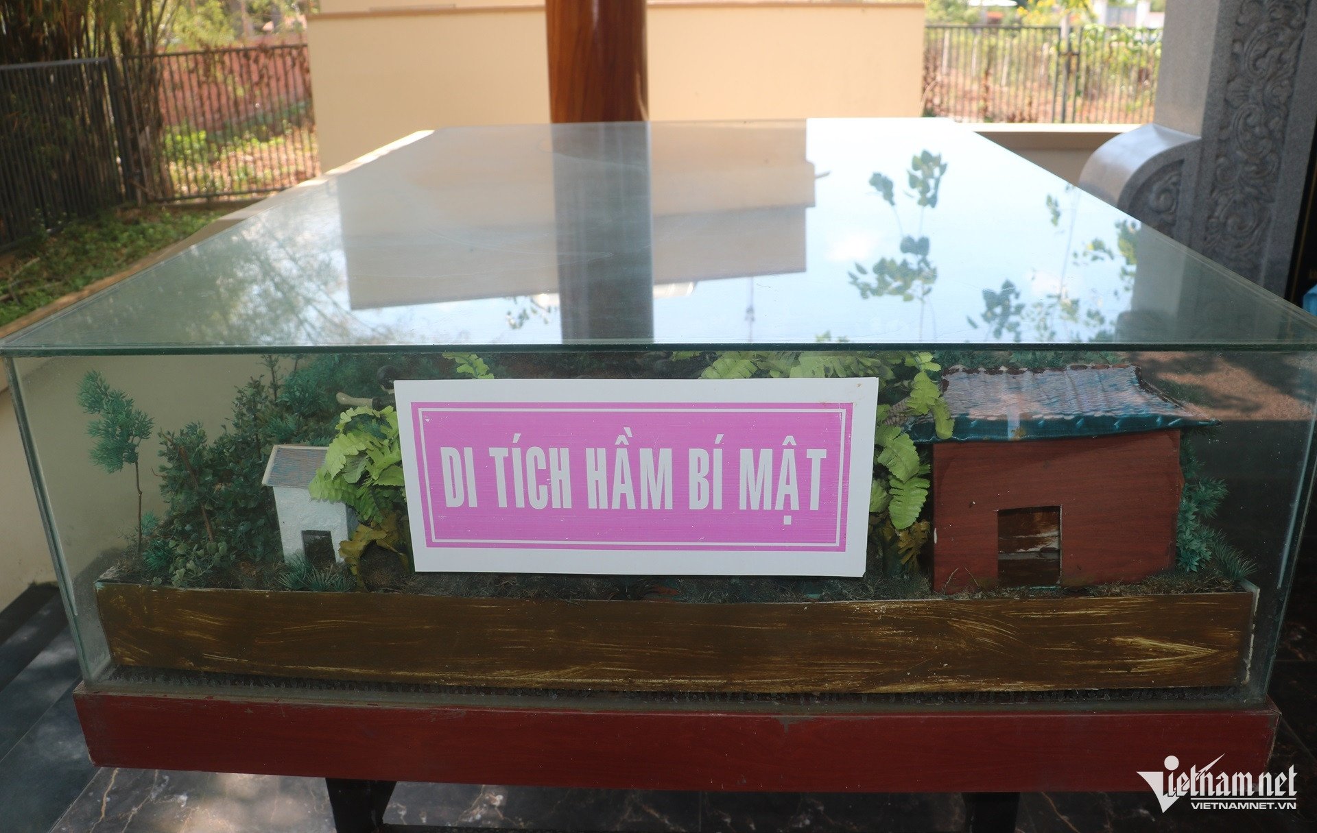 Sa bàn tái hiện lại khung cảnh, giây phút cuối cùng nữ anh hùng Nguyễn Thị Đẹp chiến đấu và hy sinh. Ảnh: Quang Hưng