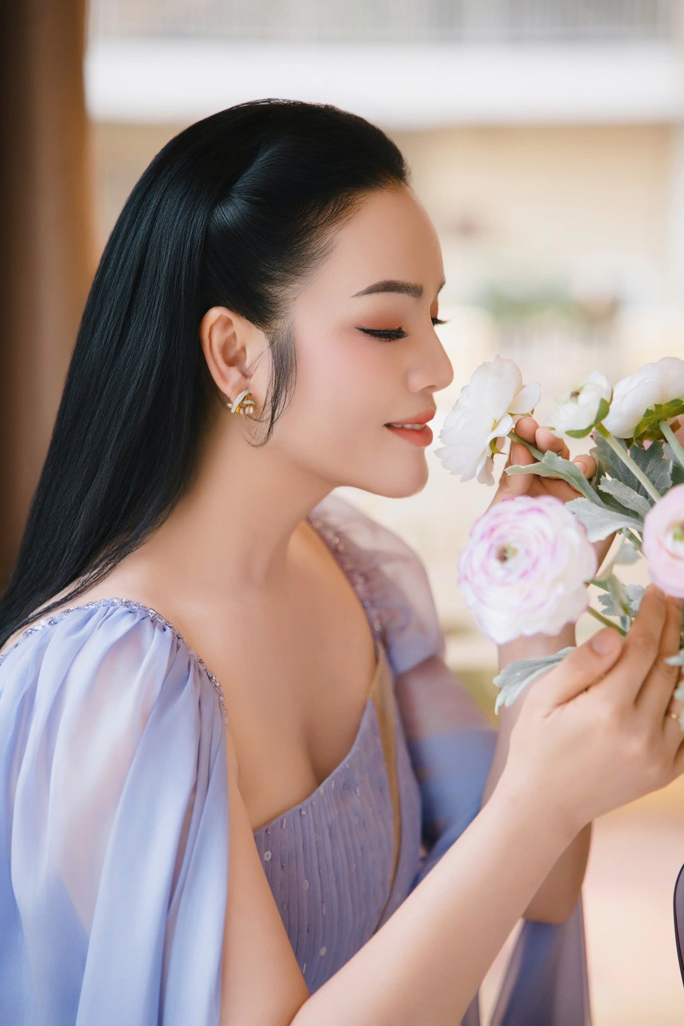 NSƯT Tân Nhàn khoe nhan sắc 'hack tuổi' trong biệt thự 10 phòng ngủ đẹp như mơ - 1