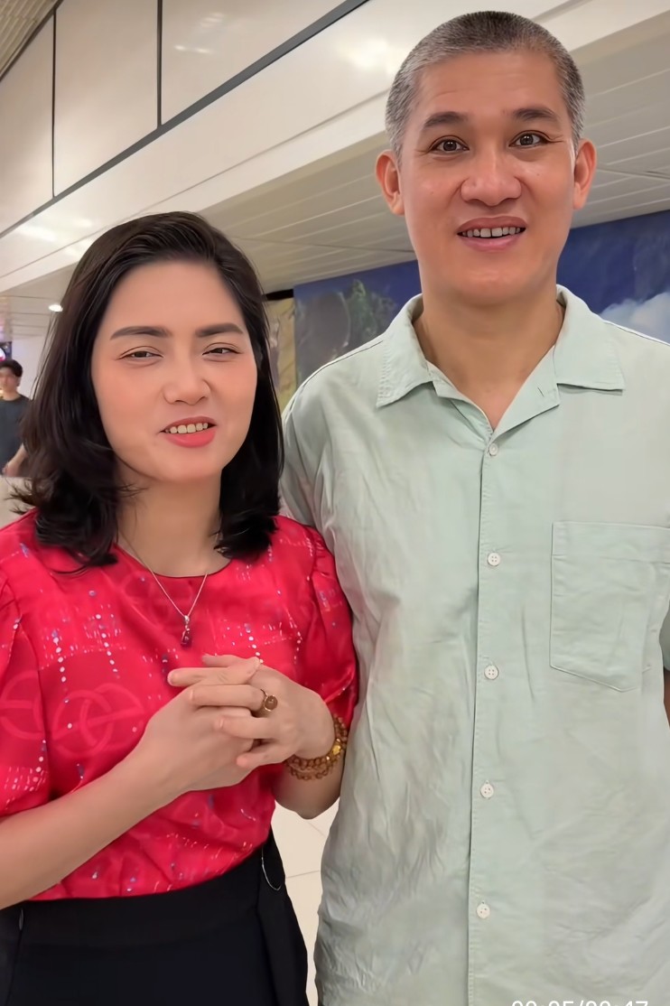 Bố mẹ và chị gái sinh đôi của Hoa hậu Phương Oanh.