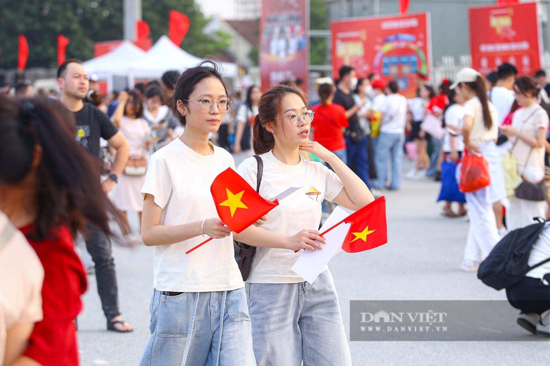 Nhiều bạn trẻ tinh thần phấn chấn, rạng rỡ với áo in hình cờ đỏ sao vàng và cờ Tổ quốc trên tay, lan tỏa tinh thần yêu nước khi tới xem concert Quốc gia.