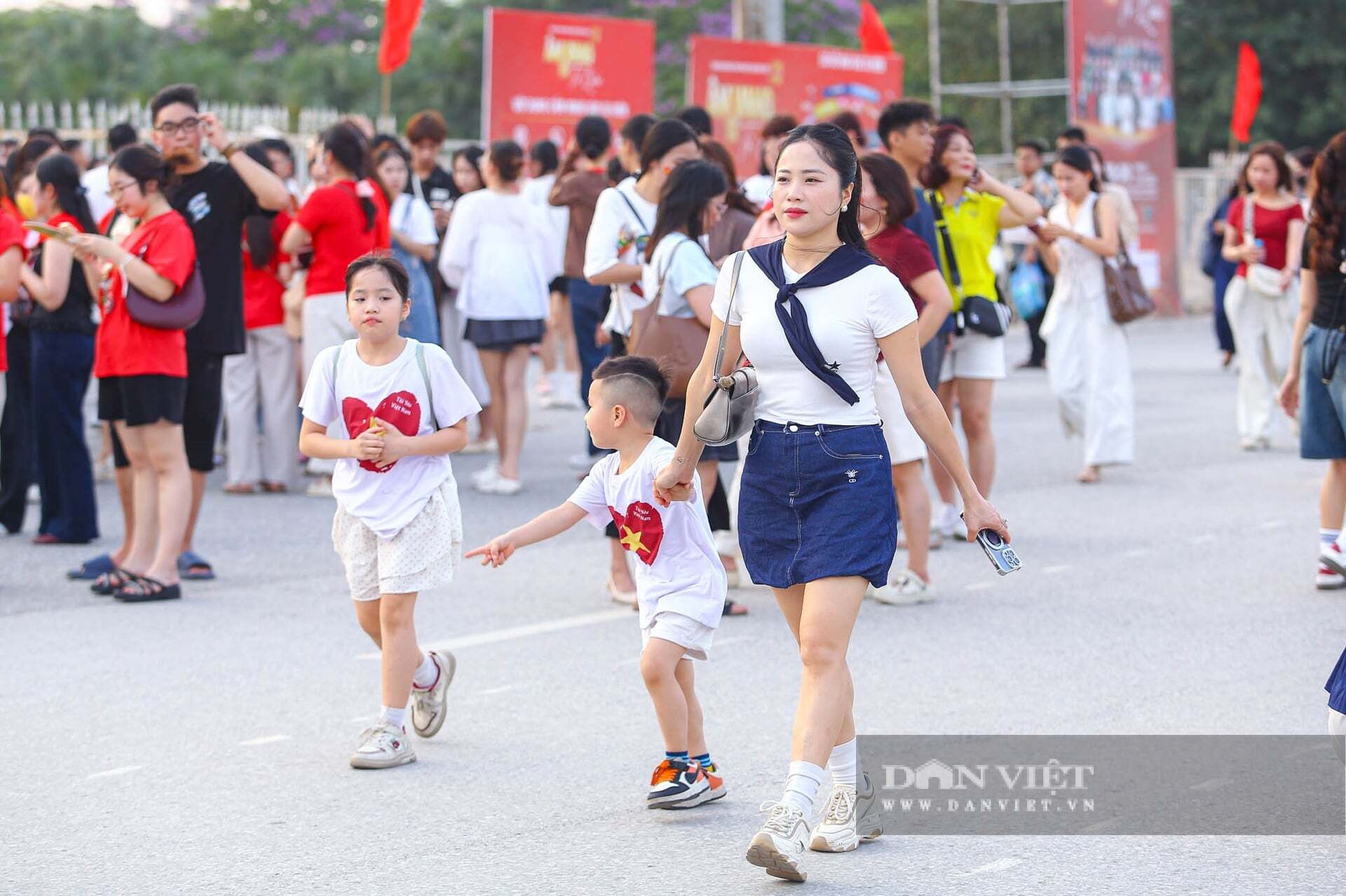 Nhiều cặp đôi, gia đình và nhóm bạn cùng nhau đến tham dự chương trình concert Quốc gia.